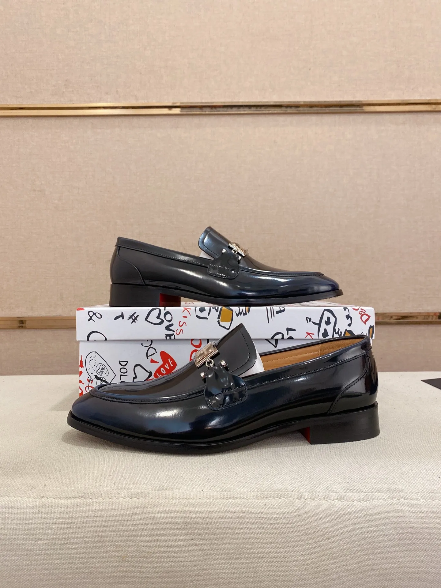 Men's clothing and shoes💰 520💰🌲DG top-notch🔍🔍men's new leather shoes🚹sold at the same time⚠The uppers are imported cowhide from Italy, the entire imported cowhide lining, and imported accessories💪💪, completely 1⃣️ vs. 1⃣️🇮🇹 💪💪, ⚠Sole: The original sole is specially provided by the original factory, the exclusive movable molded sole is super comfortable, ⚠Original factory follow-up goods, 🔍🔍high quality, can be entered and exited at will, welcome to compare ⚠Size number: 38-44. Can be customized 45 non-returnable